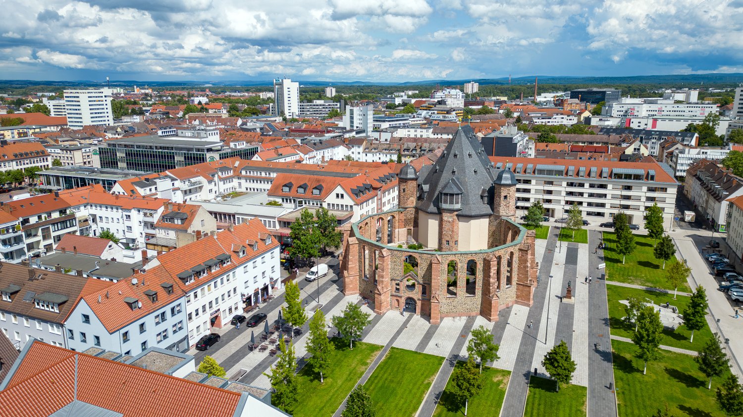 Am Donnerstag, 16. Mai, findet rund um die Wallonisch Niederländische Kirche erstmals der Feierabendmarkt statt, bei dem frische Lebensmittel ebenso wie nicht mehr ganz so frischer Trödel angeboten werden.