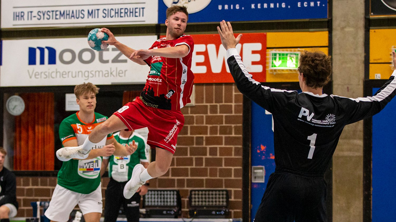 Der 24-Jährige, der fester Bestandteil des Drittliga-Kaders ist und zuvor Kapitän der Juniorenmannschaft war, wird auch weiterhin auf der Linksaußen-Position für den TVG auf Torejagd gehen.