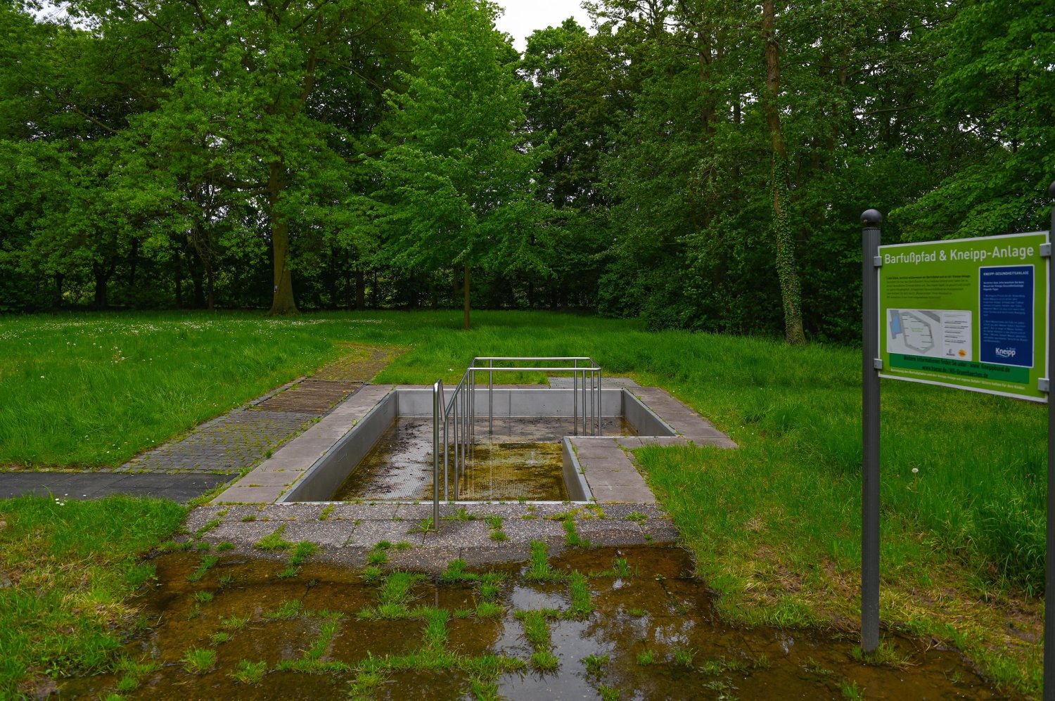 Die Kneipp-Anlage in Steinheim kann aufgrund von Schäden an Becken und Zuleitungen nicht wie geplant in Betrieb genommen werden. Wann die vorgesehenen Reparaturen abgeschlossen sein werden ist aktuell unklar.