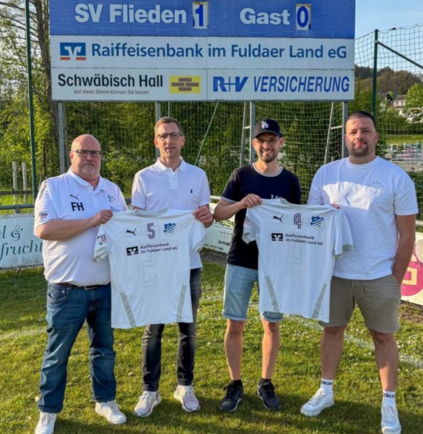 Dennis Leinweber (Bildmitte links) und Leander Auth (Bildmitte rechts) bei der Vorstellung im Königreich.