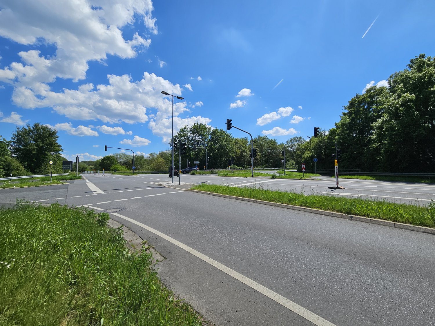 An der Kreuzung der Südumgehung L3195 mit der Bahnhofstraße ist nach einem Verkehrsunfall die Ampelanlage außer Betrieb. Bis zur Instandsetzung muss die Verkehrsführung dort angepasst werden.