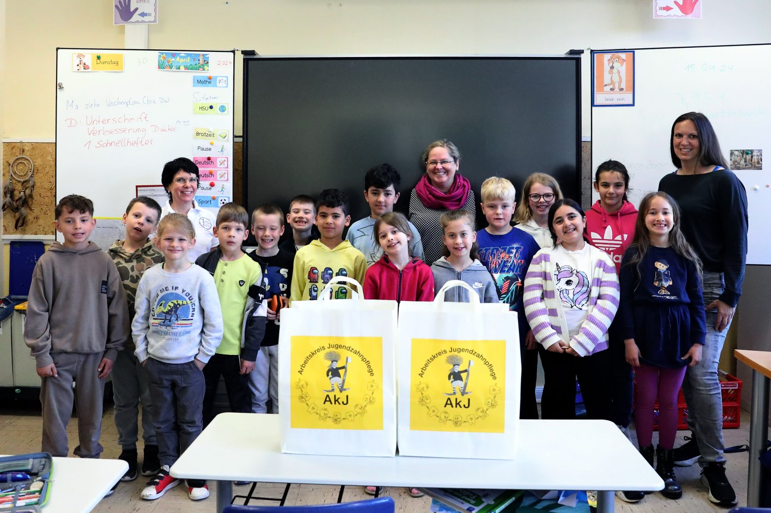 Unser Gruppenbild zeigt die Schülerinnen und Schüler der Erdmännchenklasse mit Ute Weber (links), Dr. Gunda Adolphi (Mitte) und Schulleiterin Bianca Hundur (rechts).