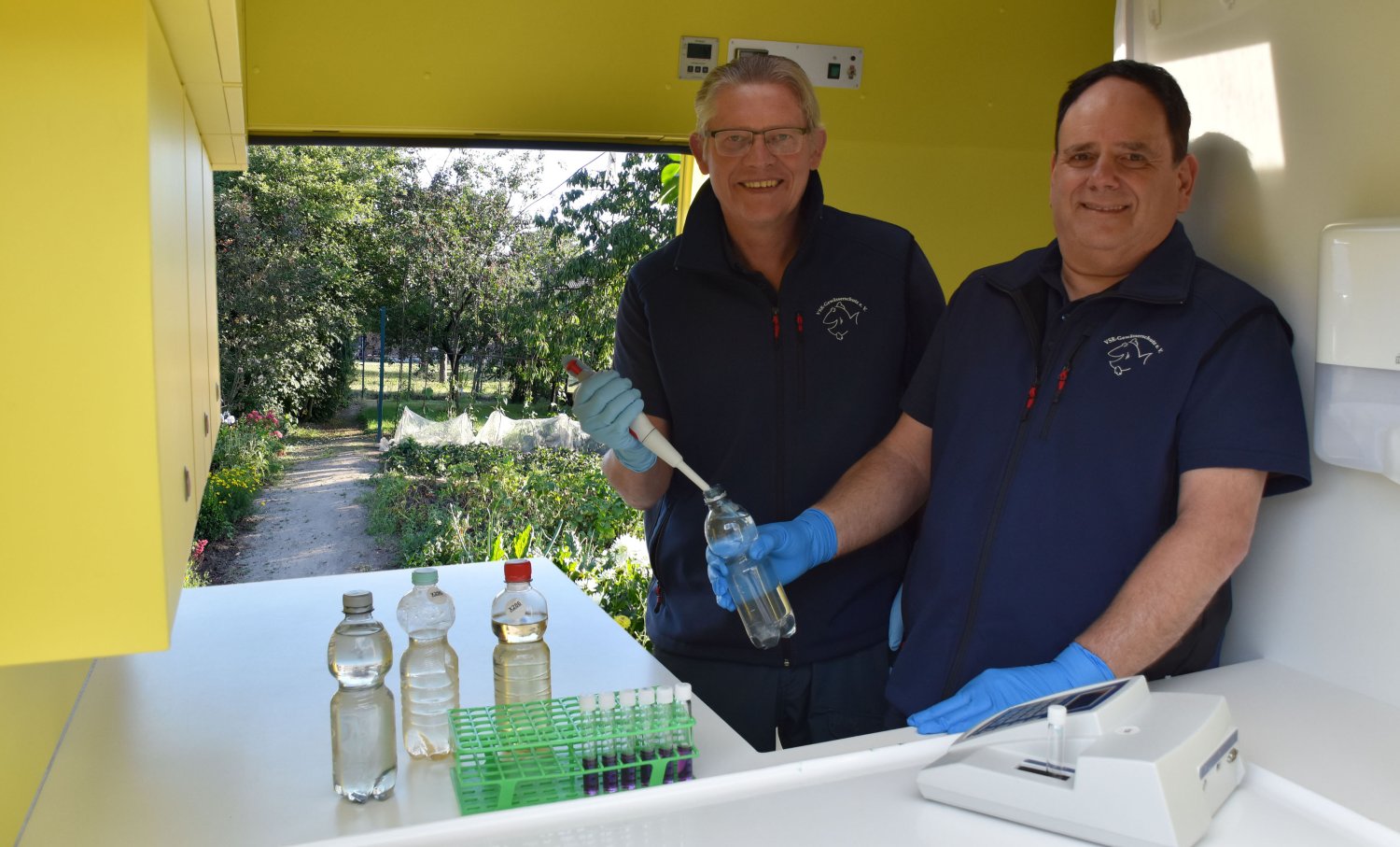 Matthias Ahlbrecht und Frank Sombrowski untersuchen eine Brunnenwasserprobe.