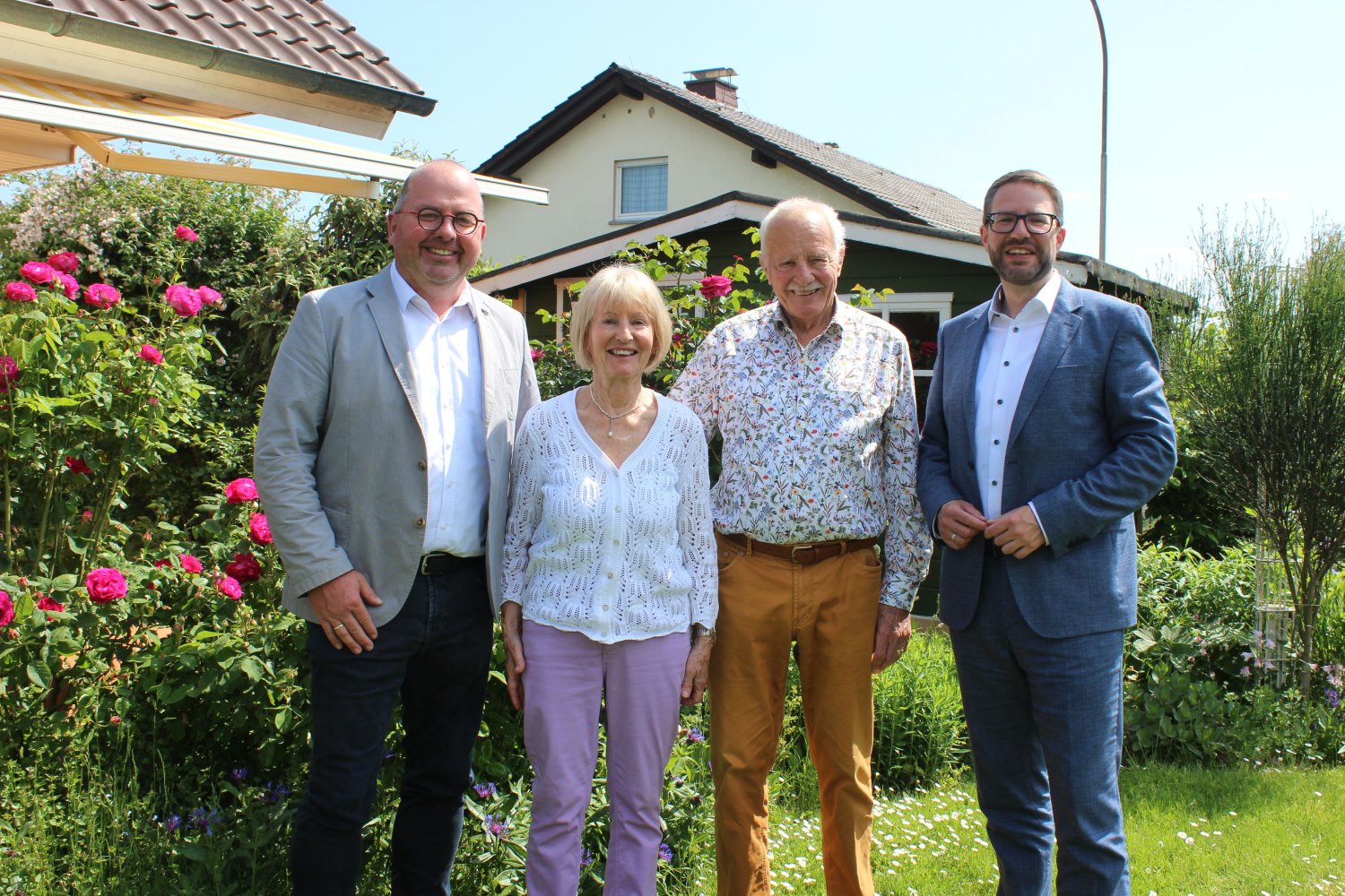 Landrat Thorsten Stolz (rechts) und Erster Stadtrat Rainer Vogel gratulierten Karin und Georg Brodt aus Nidderau-Ostheim zur Diamantenen Hochzeit.