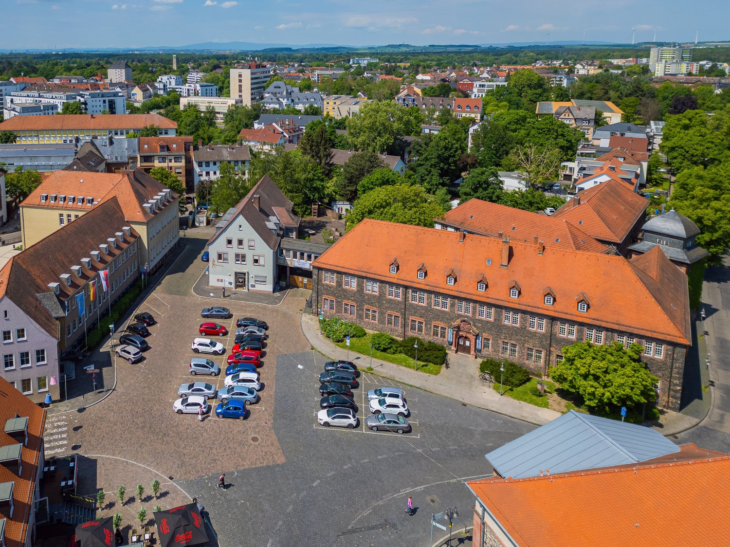 Die Stadt Hanau gestaltet den Schlossplatz um: Ende 2025/Anfang 2026 weicht das Haus des Handwerks dem Neubau der Karl-Rehbein-Schule. 