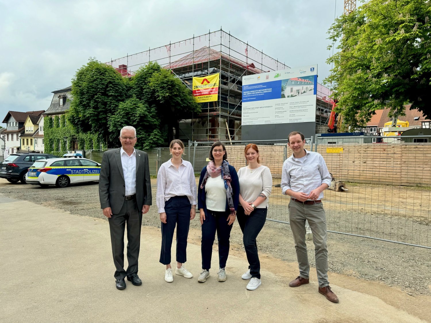 Bürgermeister Andreas Weiher, die Mitinitiatorinnen des Familienkreises, Laura Kahnt, Johanna Blichmann, Anna-Lena Hauert sowie Nikolai Kailing vom Stadtmarketing der Stadt Wächtersbach.