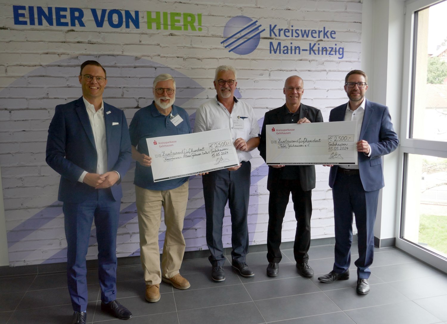 v.l.n.r.: Oliver Habekost, Frank-Michael Munsberg, Edwin Hagemann und Dr. Norbert Nimmerfroh mit Landrat Thorsten Stolz bei der Übergabe der symbolischen Spendenschecks.