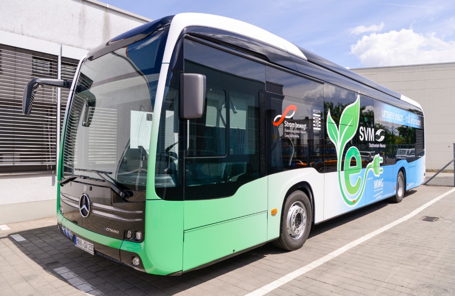 Durch zwei Expressbus-Linien, auf denen unter anderem Maintals Elektro-Bus im Einsatz ist, gleicht der Stadtverkehr Maintal (SVM) Versäumnisse des RMV bei der Zuverlässigkeit der Zuganbindungen nach Frankfurt und Hanau aus.