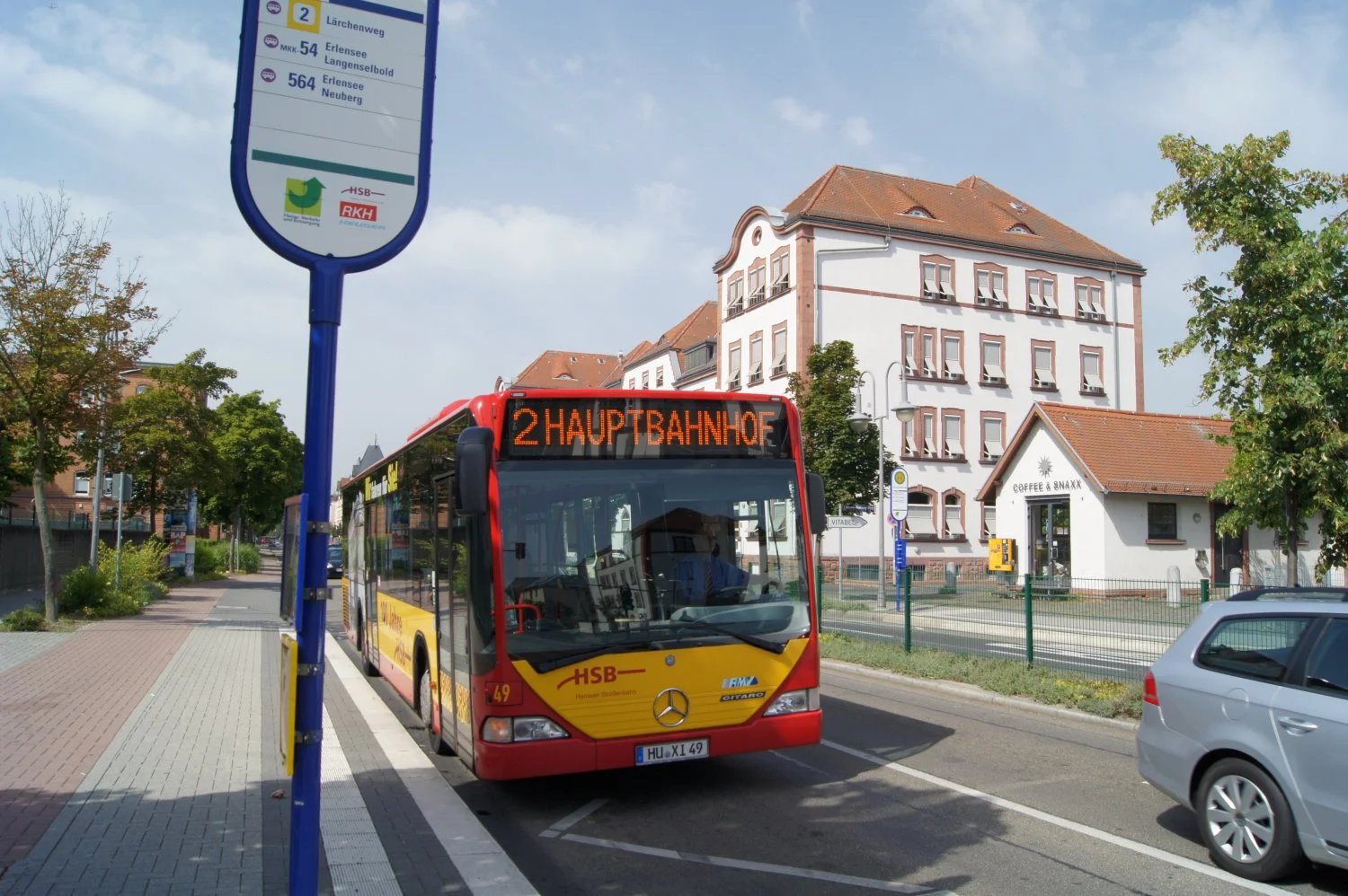 Derzeit sind bereits 248 der 351 Bushaltestellen im gesamten Stadtgebiet barrierefrei ausgebaut.