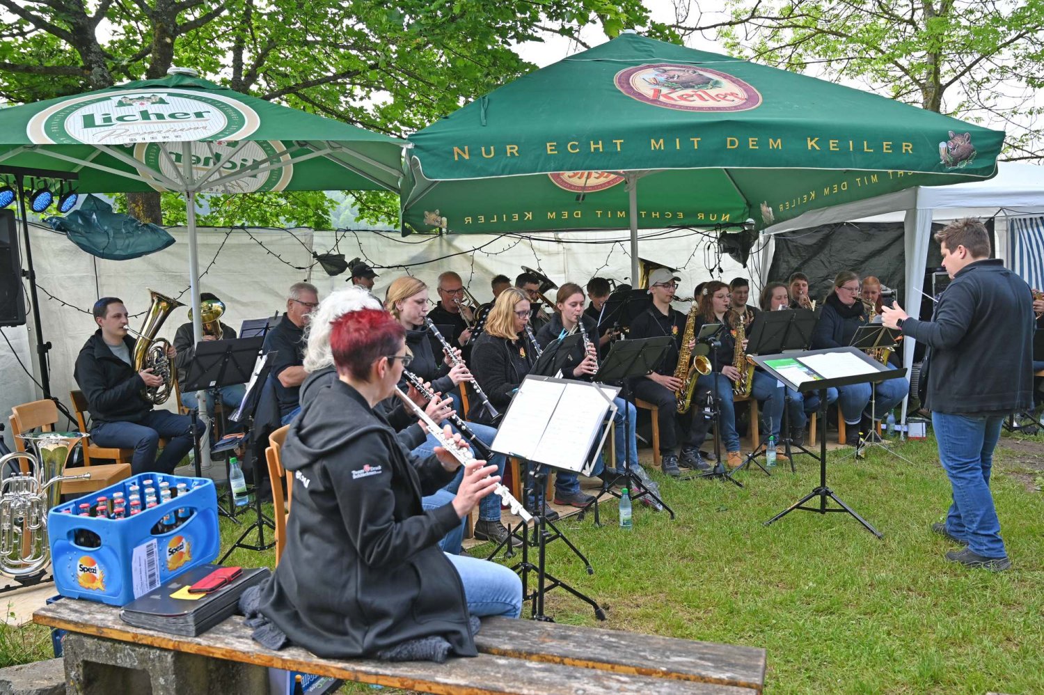 Am Pfingstsonntag in der Schutzhütte und auf dem Grillplatz in geselliger Runde mit guter Blasmusik zu feiern, diese Überlegung passte und die über 30 Aktiven leisteten eindrucksvoll ihren Beitrag dazu.
