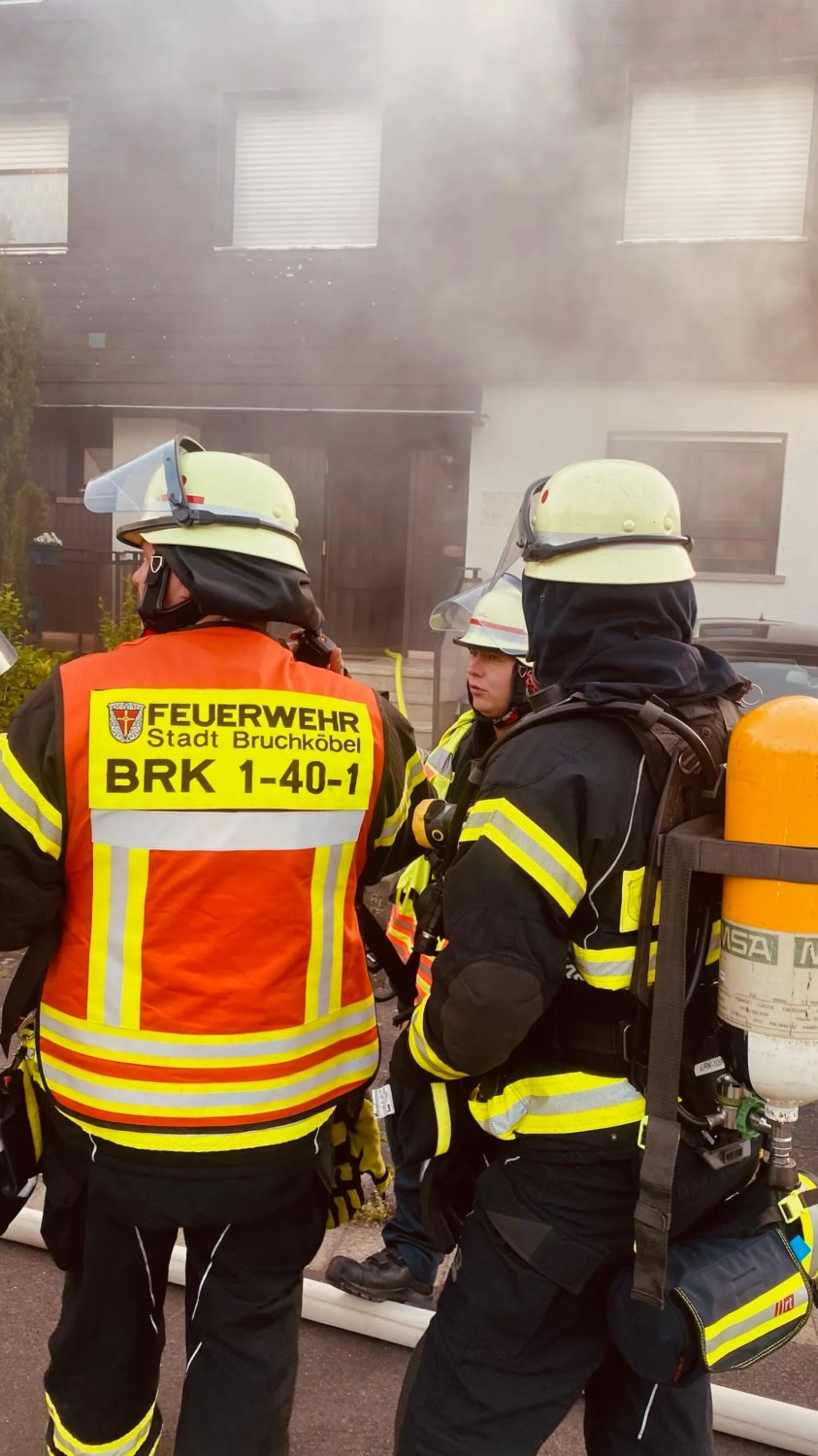 In der Konrad-Adenauer-Straße kam es am Montagabend zu einem Brand in einer Doppelhaushälfte, der längere Zeit unentdeckt blieb. 