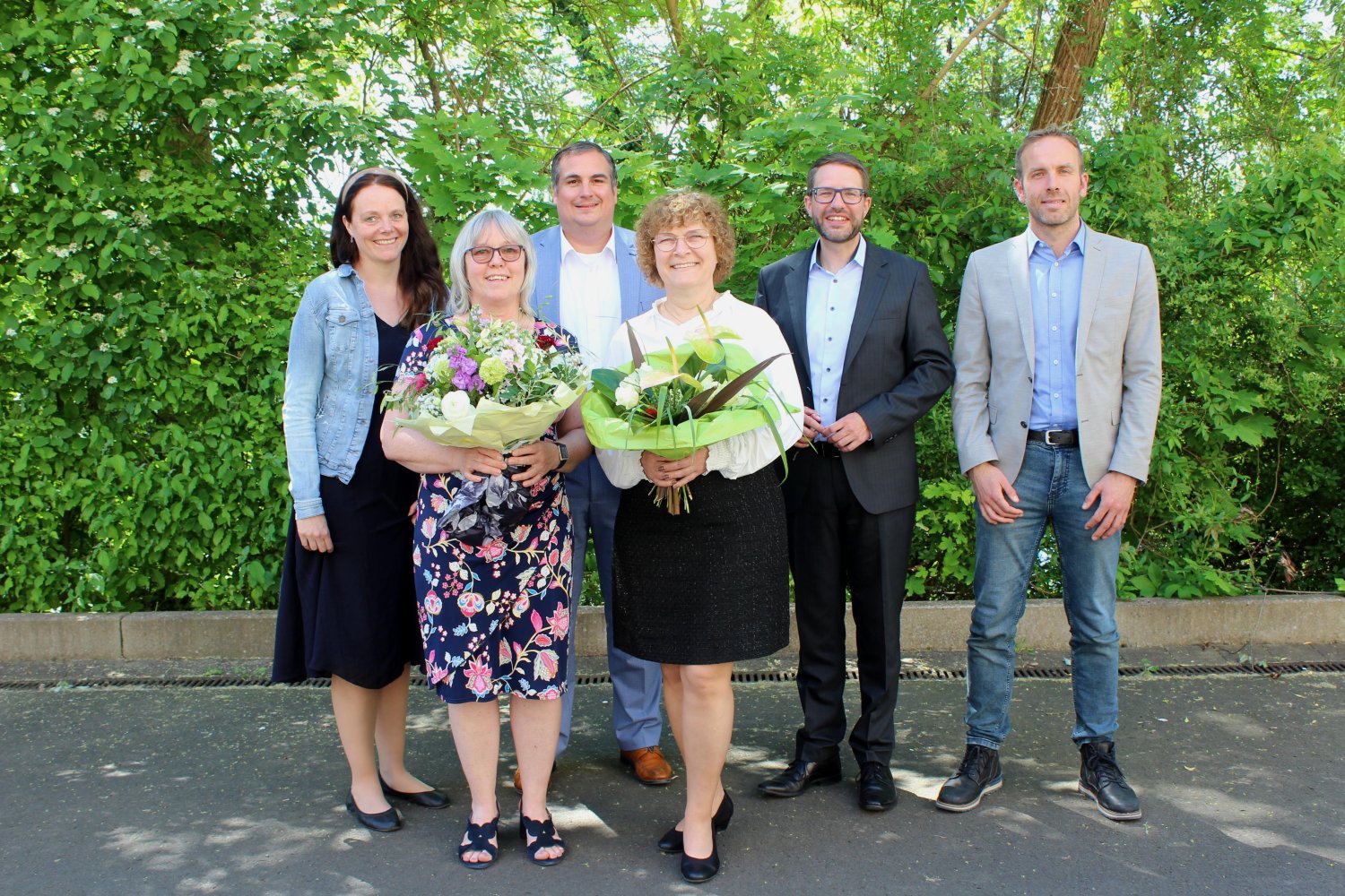 Unser Bild zeigt (von links): Nicole Dein (Gleichstellungsbeauftragte), Susanne Braatz-Oefner, Jan Jakobi (Leiter des Amtes für Personal, Planung und Organisation), Jana Tourbier, Landrat Thorsten Stolz und Kevin Kuntz (Personalrat).