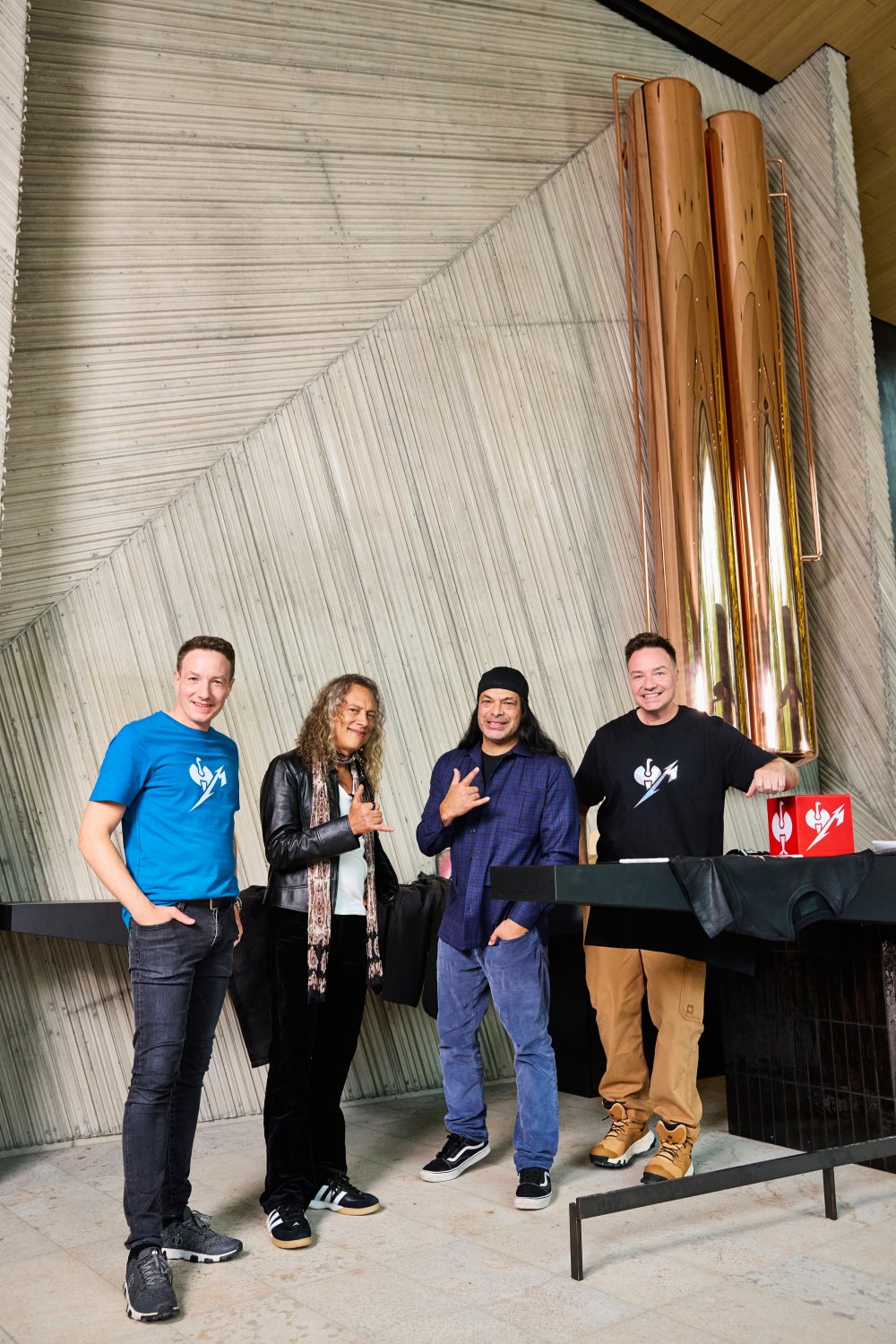 Steffen Strauss, Kirk Hammett, Robert Trujillo und Henning Strauss im fast fertigen FOGO, dem Sterne-Restaurant im neuen Strauss Firmenstandort.