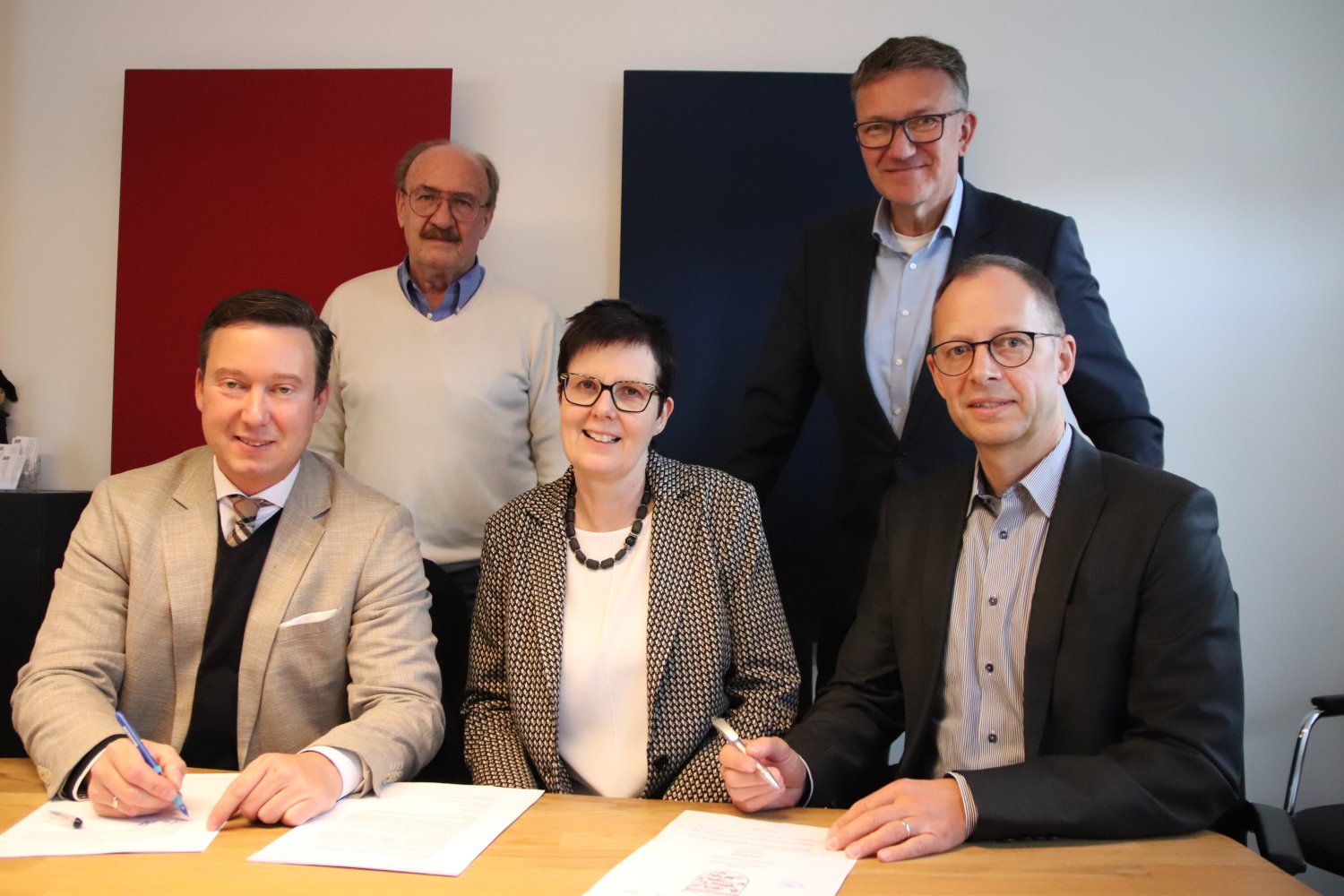 v.l.n.r.: Bürgermeister Möller, Erster Stadtrat Baier, Notarin Weitzel sowie die Geschäftsführer Fella von der RhönEnergie Erneuerbare und Dr. Meyer von der RhönEnergie Gruppe.  