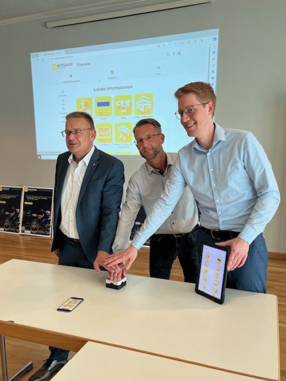 Bürgermeister Stefan Erb, Jörg Stannek und App Entwickler Daniel Kehne (v.li.).