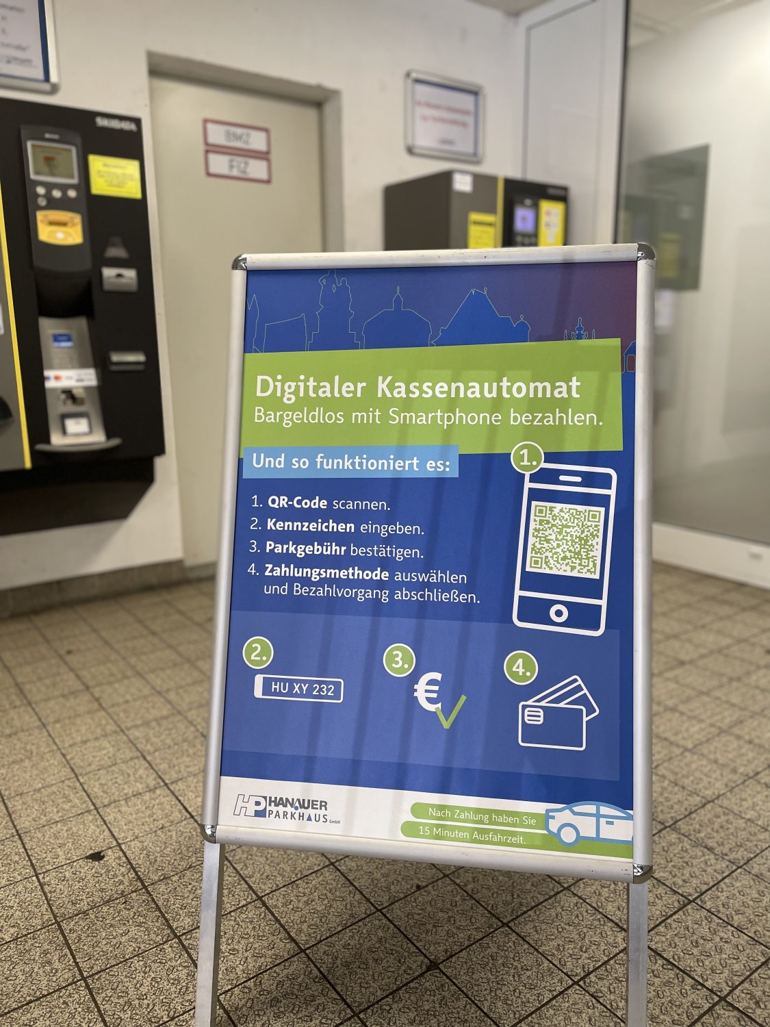 Für die Zahlung per Smartphone muss lediglich ein QR-Code gescannt werden, der auf Plakaten und an Kassenautomaten in den teilnehmenden Parkhäusern abgebildet ist.