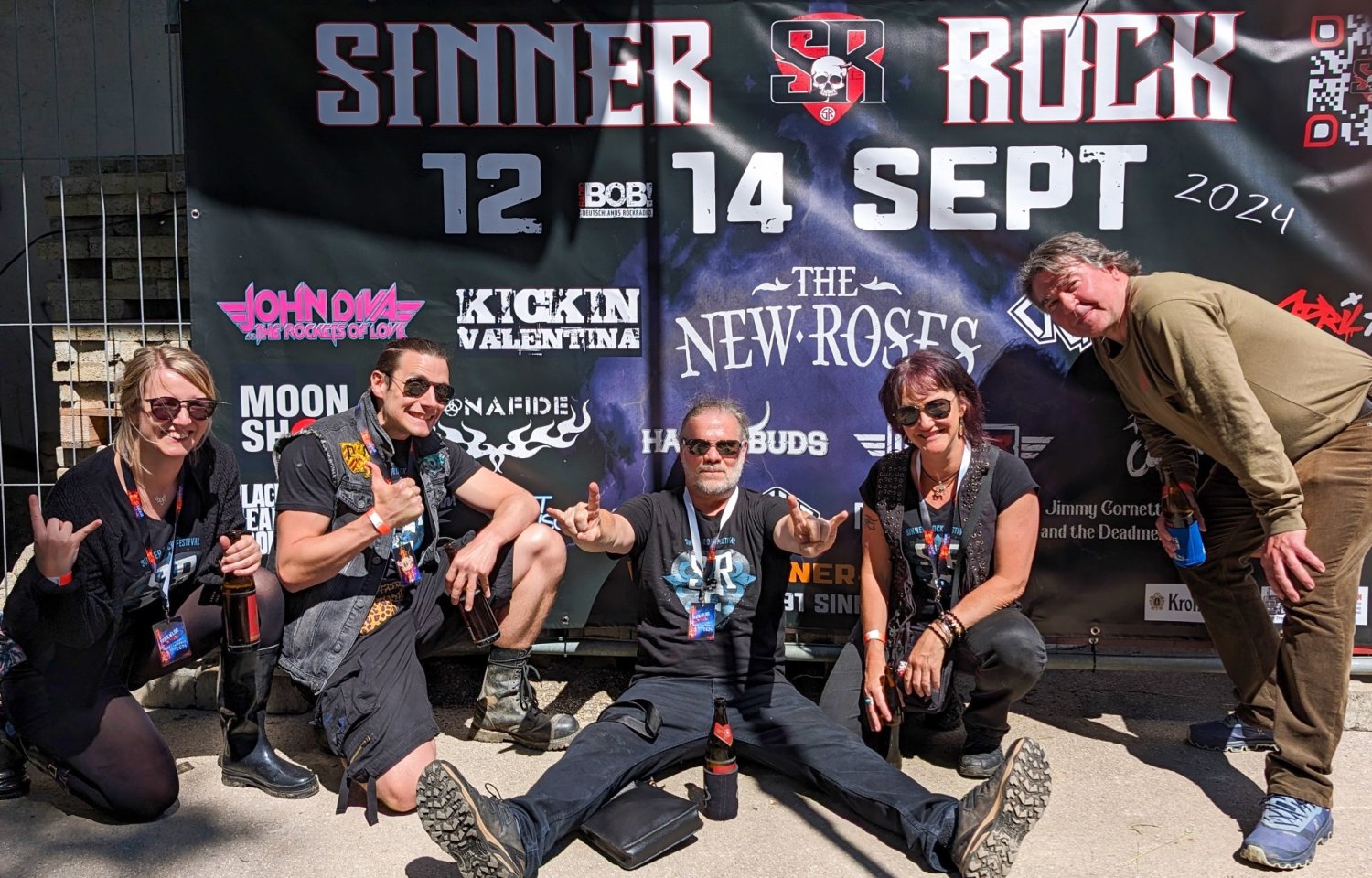 Sie fiebern auf das Sinner Rock 2024 hin: Das Veranstalter-Team um Renate und Steve Iorio (Dritter und Vierte von links) mit Mario und Stephanie Heil (Erster und Zweite von links) sowie Andrew Fay. 