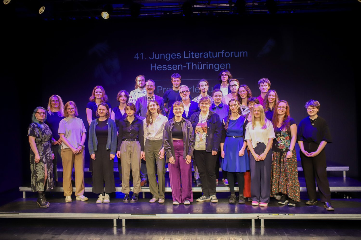 Christoph Degen, Hessischer Staatssekretär für Wissenschaft und Forschung, Kunst und Kultur, und der Thüringer Staatsminister für Kultur, Benjamin-Immanuel Hoff, mit den Gewinnerinnen und Gewinnern des Jungen Literaturforums Hessen-Thüringen 2024.