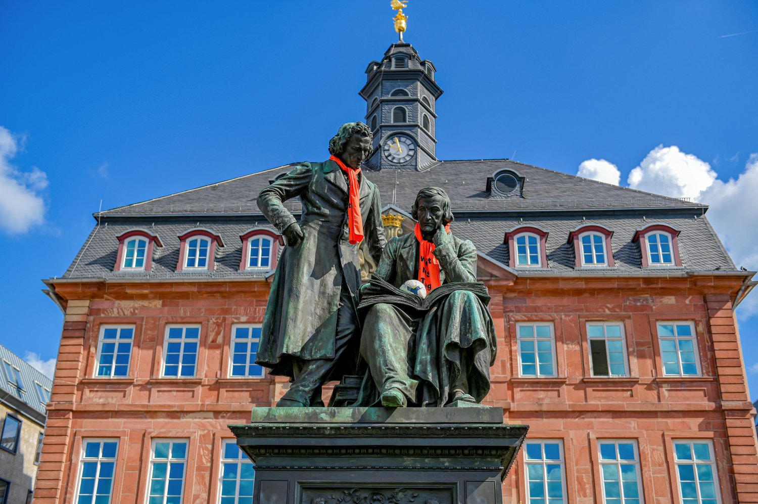 Unter dem Motto Denk-mal an MS werden in diesem Jahr zahlreiche Denkmäler in Hessen mit orangefarbenen Schals versehen. Auch Hanau ist wieder mit dabei.