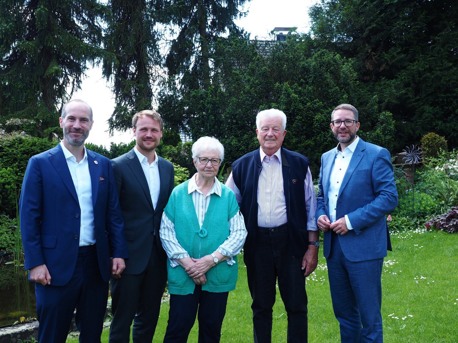 Landrat Thorsten Stolz (rechts), Nidderaus Bürgermeister Andreas Bär (links) und Lennard Oehl (Zweiter von links), Mitglied des Deutschen Bundestages, gratulierten Rosemarie und Horst Dillmann zur Eisernen Hochzeit.