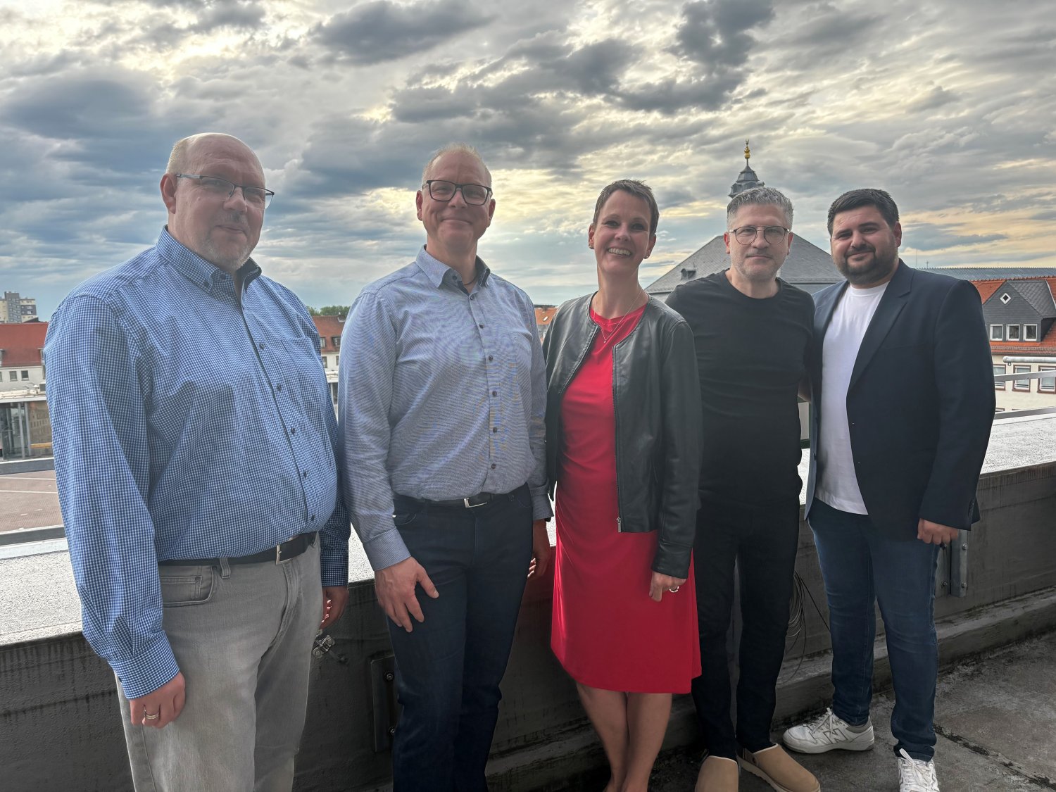 Der Vorstand des Hanau Marketing Vereins (von links: Klaus-Peter Reinert, Jens Fischer, Britta Hoffmann-Mumme und Mehmet Kandemir) und Ercan Celik von der Hanauer Parkhaus GmbH.