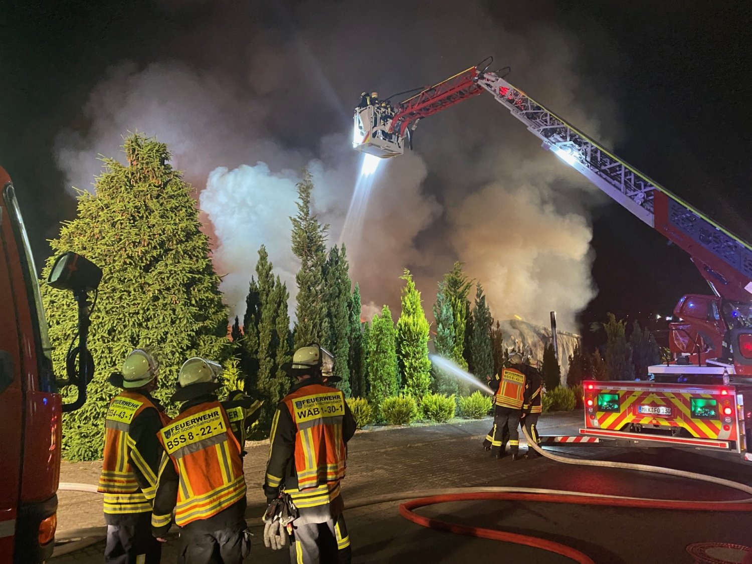 In dem Großhandel für Seidenblumen, Gartenmöbel und Deko-Artikel war am frühen Mittwochmorgen, gegen 0.45 Uhr, ein Feuer ausgebrochen.