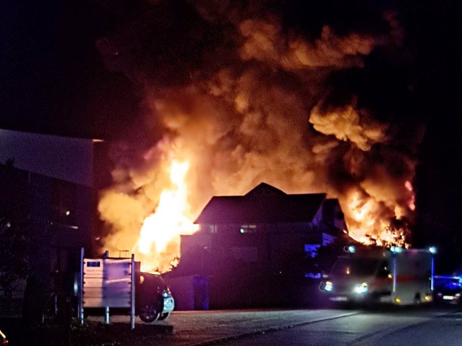 Bei Eintreffen stand ein Teil der Industriehalle bereits im Vollbrand.