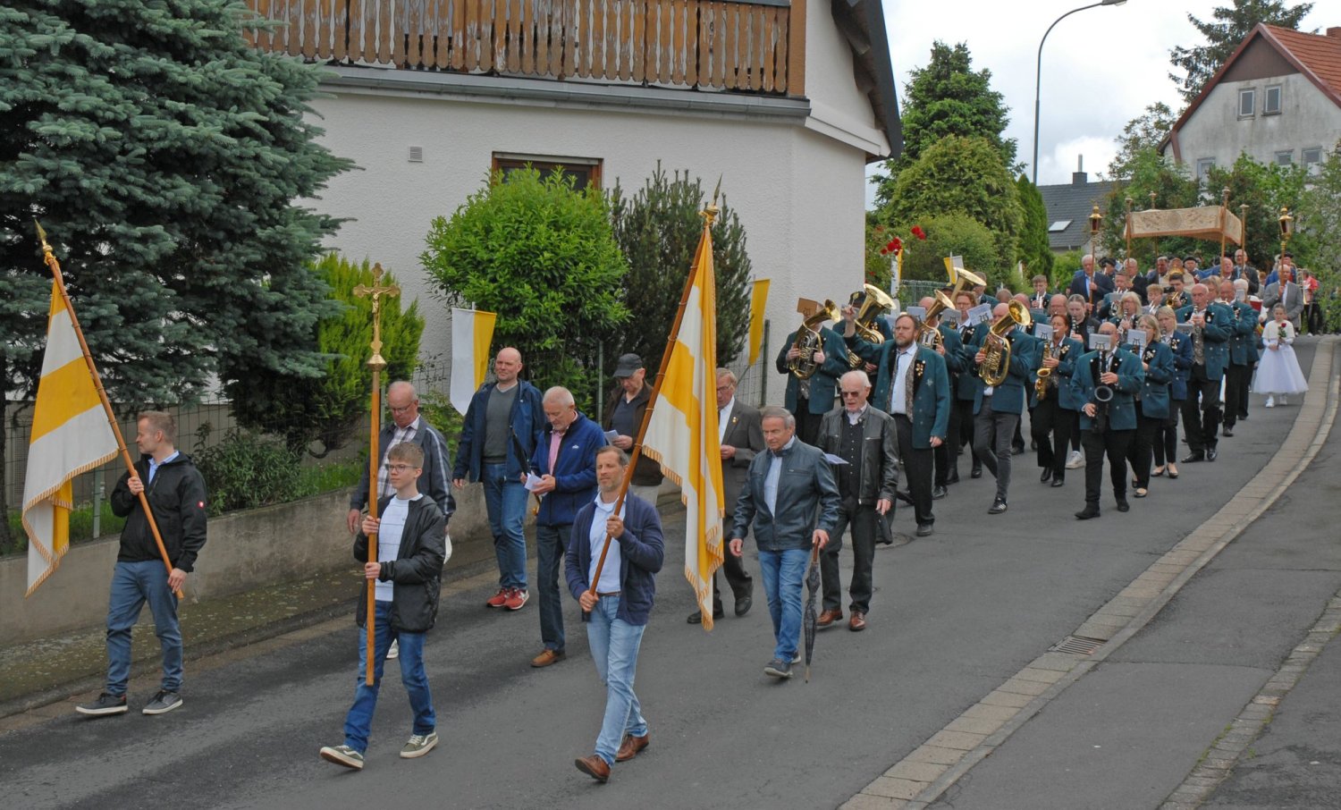 Nach einem Hochamt in der Sankt Wigbert Kirche Weiperz zogen zahlreiche Gläubige durch das mit Fahnen geschmückte Musikdorf.