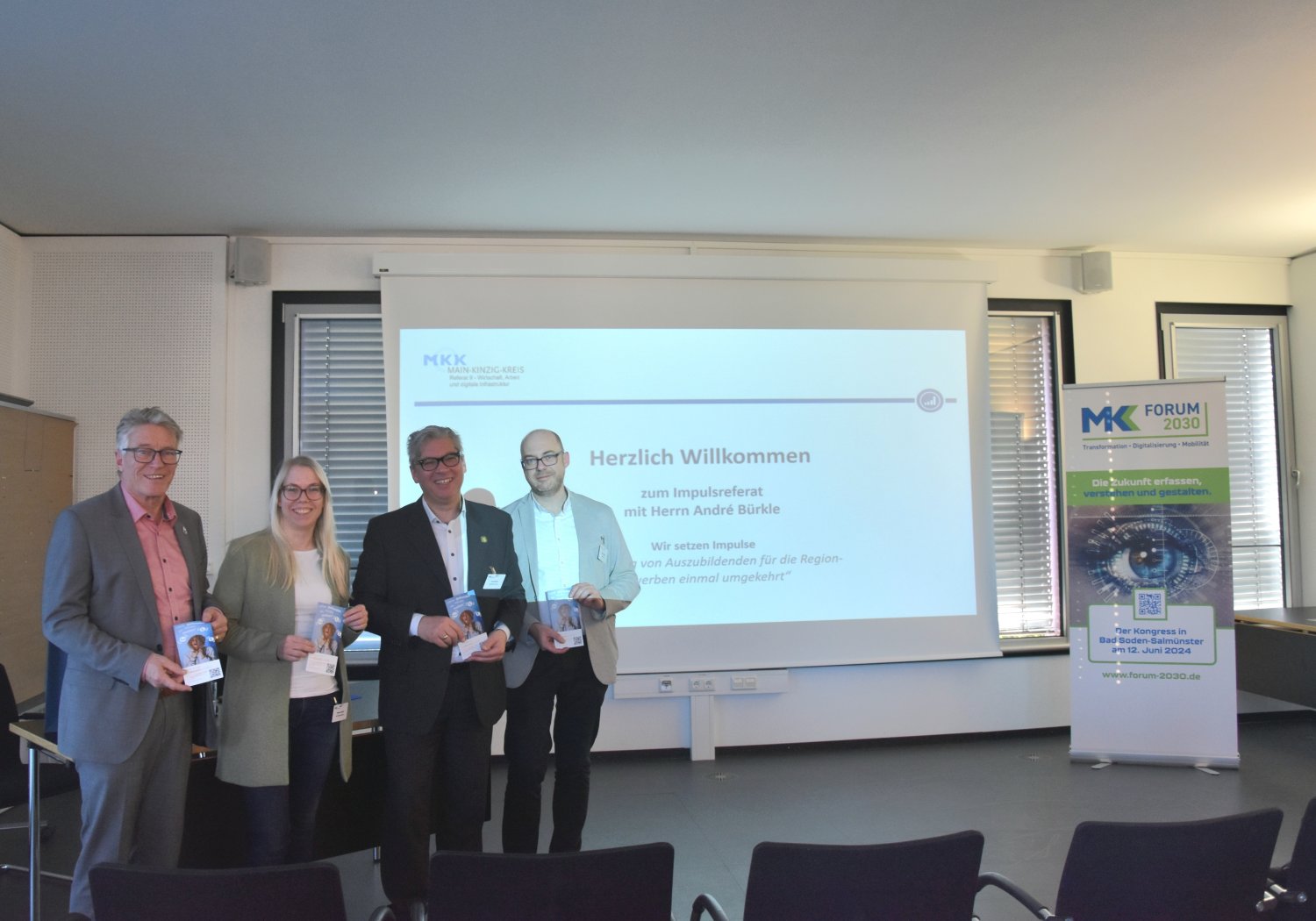 Kreisbeigeordneter Winfried Ottmann, Vanessa Ziegler (Wirtschaftsförderung des Main-Kinzig-Kreises), André Bürkle (Stufenleiter der Georg-Büchner-Schule) und Ludger Stallmann (Jugendamt des Main-Kinzig-Kreises, von links) warben für „DieAzubisuche.de