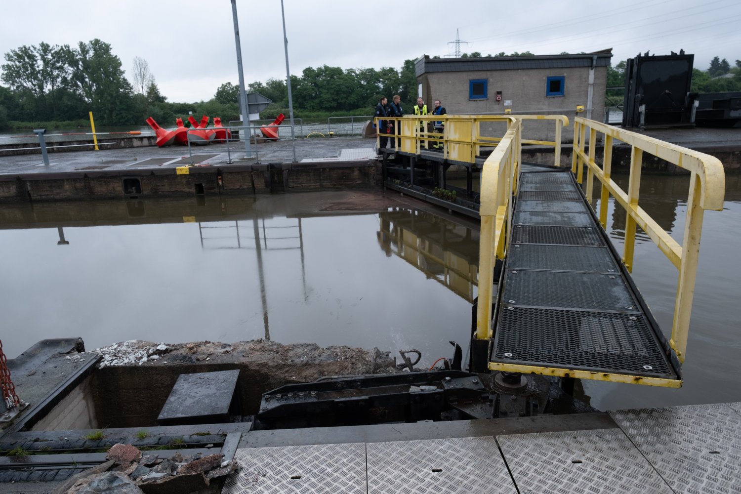 Schiffsunfall an Schleuse Stockstadt