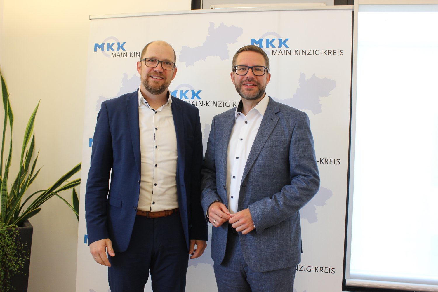 Landrat Thorsten Stolz (rechts) wünschte Jörg Karnelka für das Amt des Geschäftsführers der Main-Kinzig-Akademie viel Erfolg.