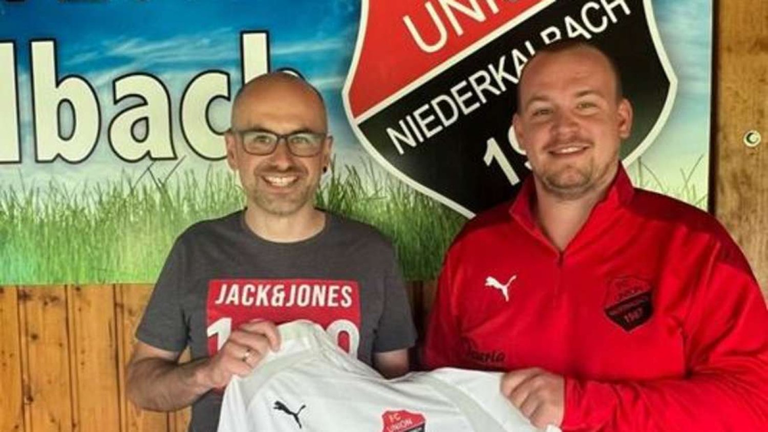 Tobias Schuff tritt bei FC Union 07 Niederkalbach seinen ersten Cheftrainer Posten an. Patrick Becker (rechts) freut sich auf die Zusammenarbeit.