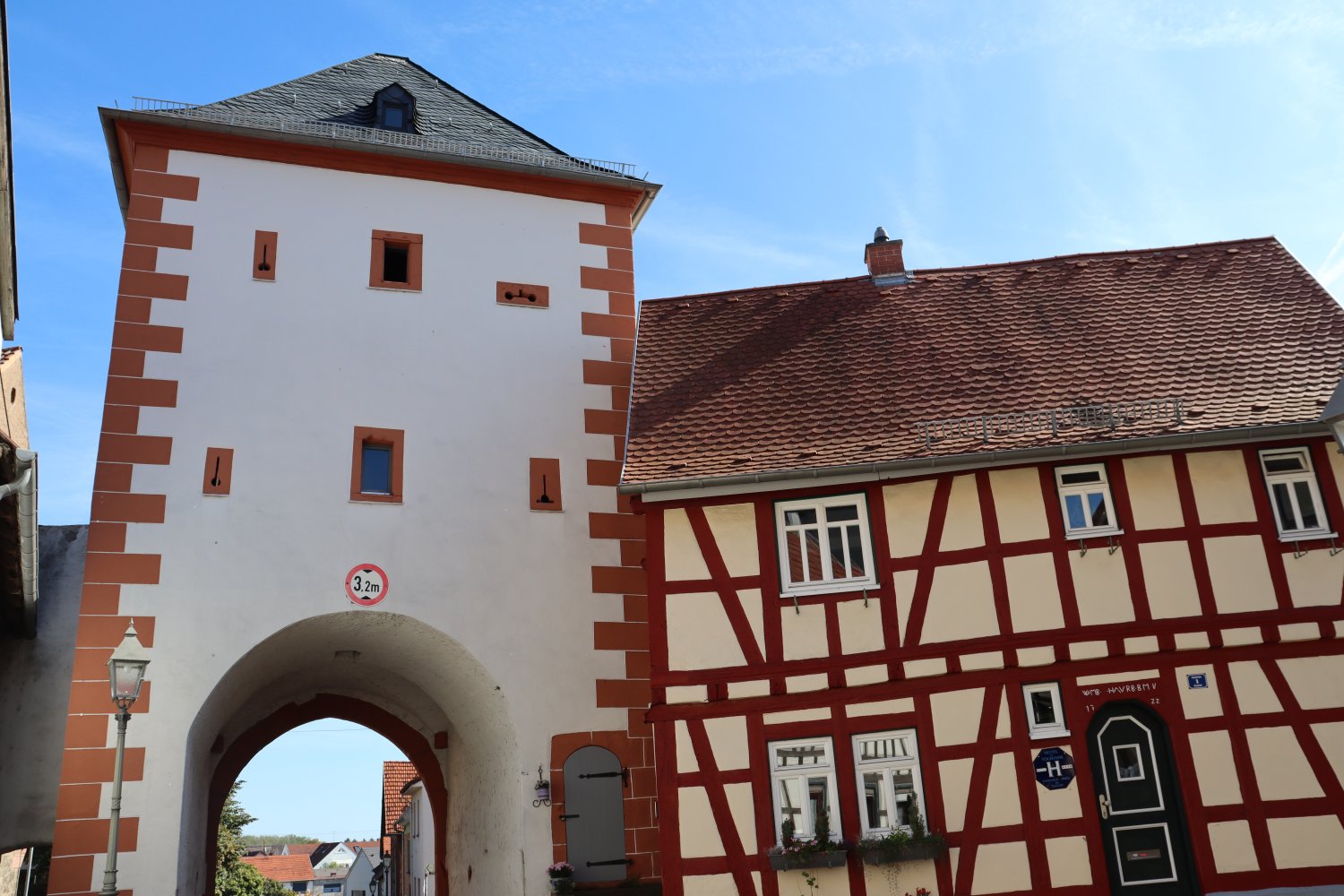 Das Obertor an der Historischen Hauptstraße in Hochstadt dient in den nächsten Tagen als Kulisse für einen neuen Tatort. 