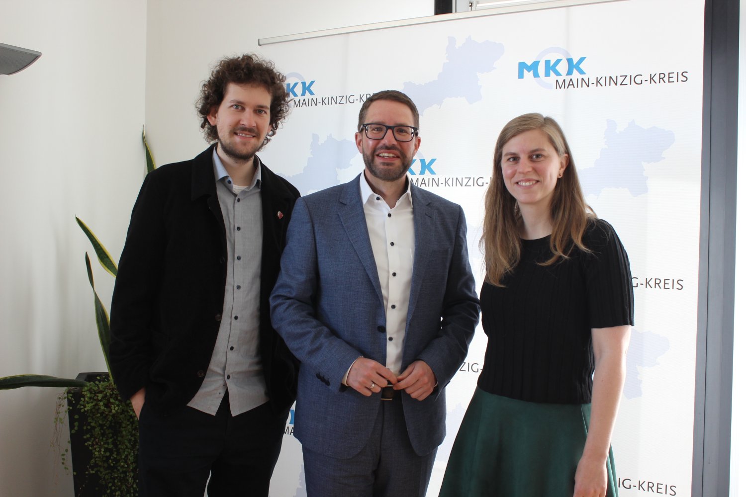  Landrat Thorsten Stolz tauschte sich mit dem neuen Sprecher-Duo der Wirtschaftsjunioren Hanau-Gelnhausen-Schlüchtern aus: Marielle Schäfer und Jan Jonas Kunz.