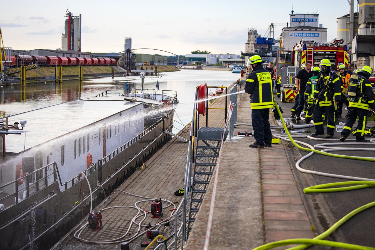 Am frühen Samstagabend ist ein Fahrgastschiff im Hanauer Hafen in Brand geraten...