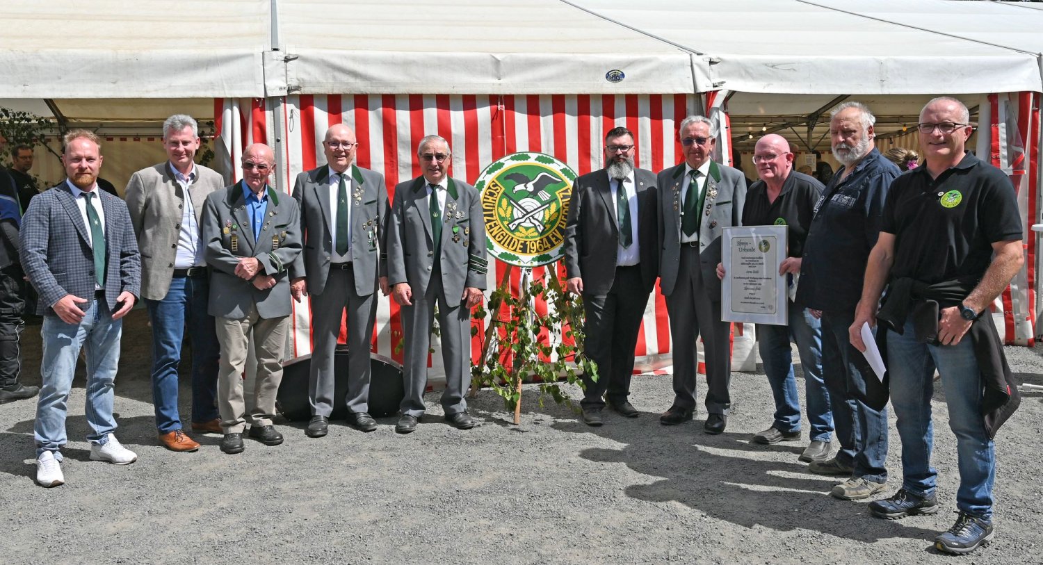 Aus Anlass des 60-jährigen Bestehens feierte die Schützengilde Herolz im Zelt am Schützenhaus.