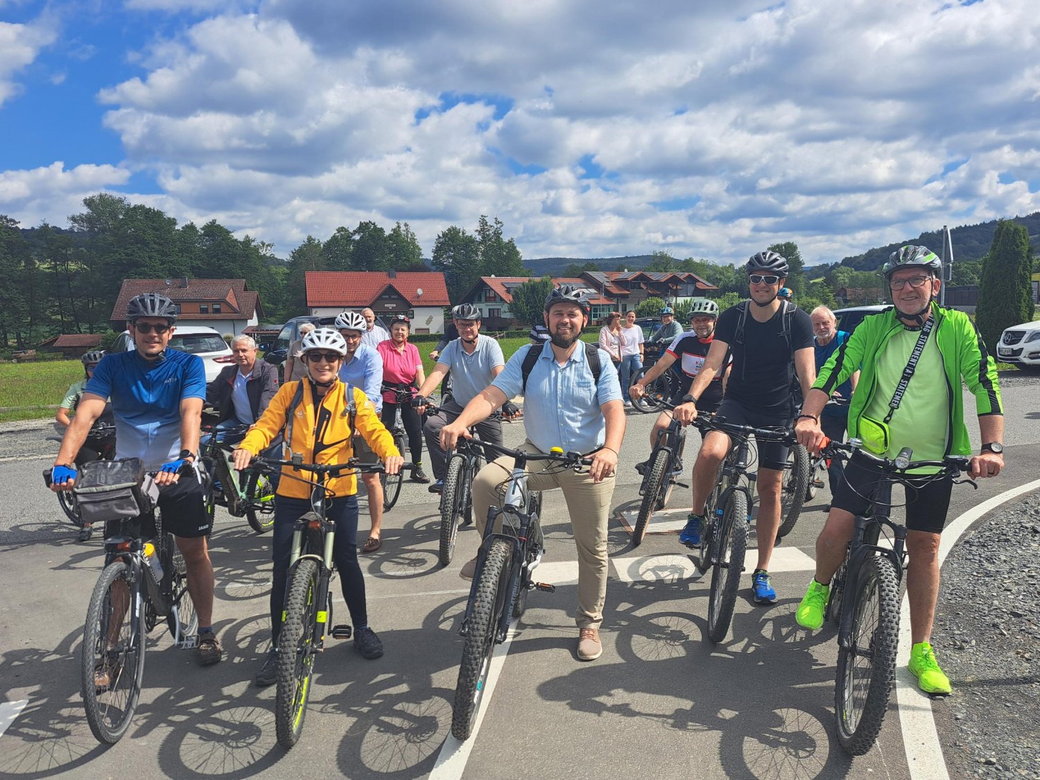 Los geht's: Feierliche Neueröffnung des neuen Radweges zwischen Oberzell und Weichersbach.