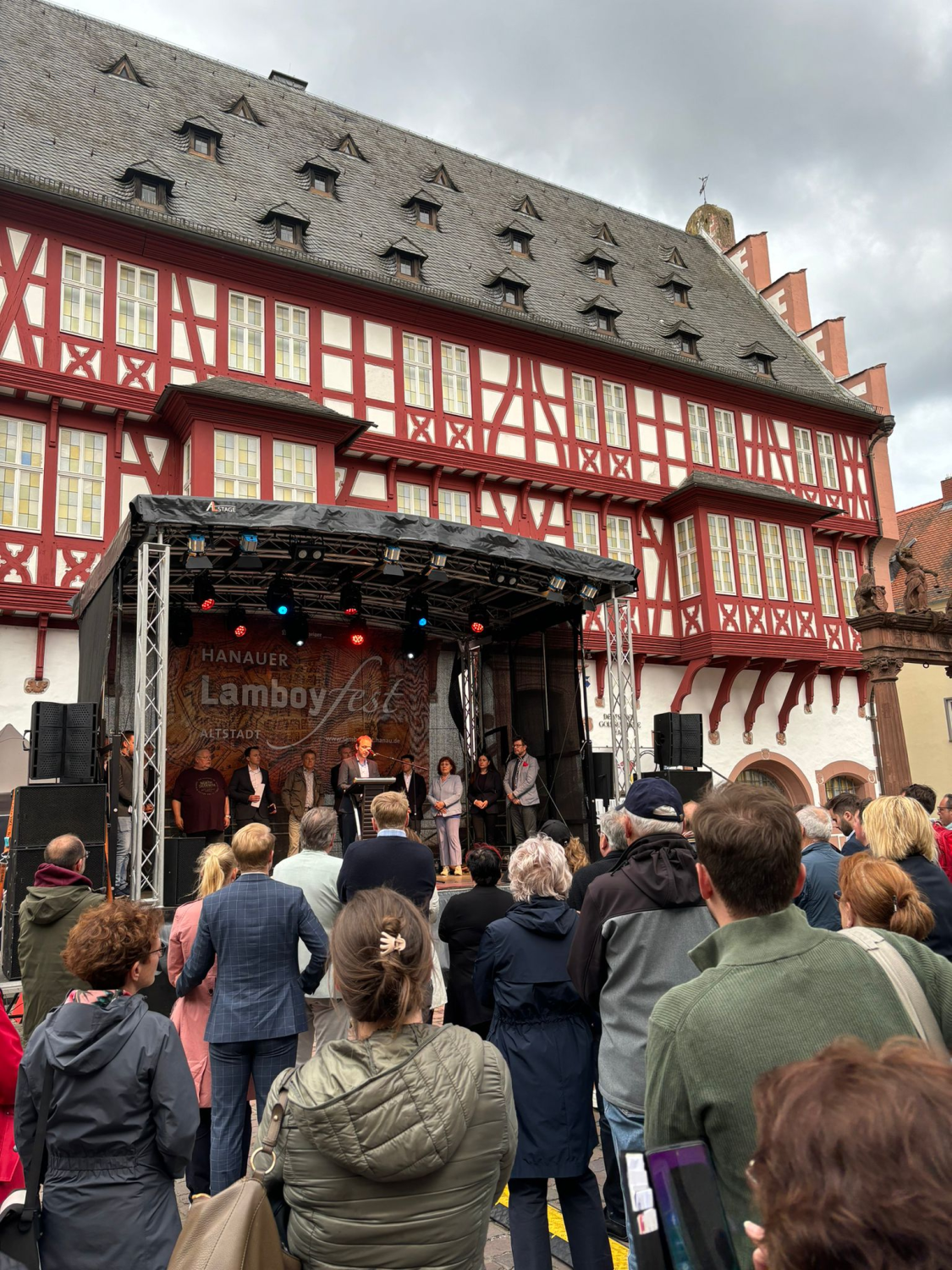Über 100 Teilnehmer kamen am Montagabend auf dem Altstädter Markt in Hanau zusammen, um ein Zeichen gegen Extremismus und Islamismus zu setzen.
