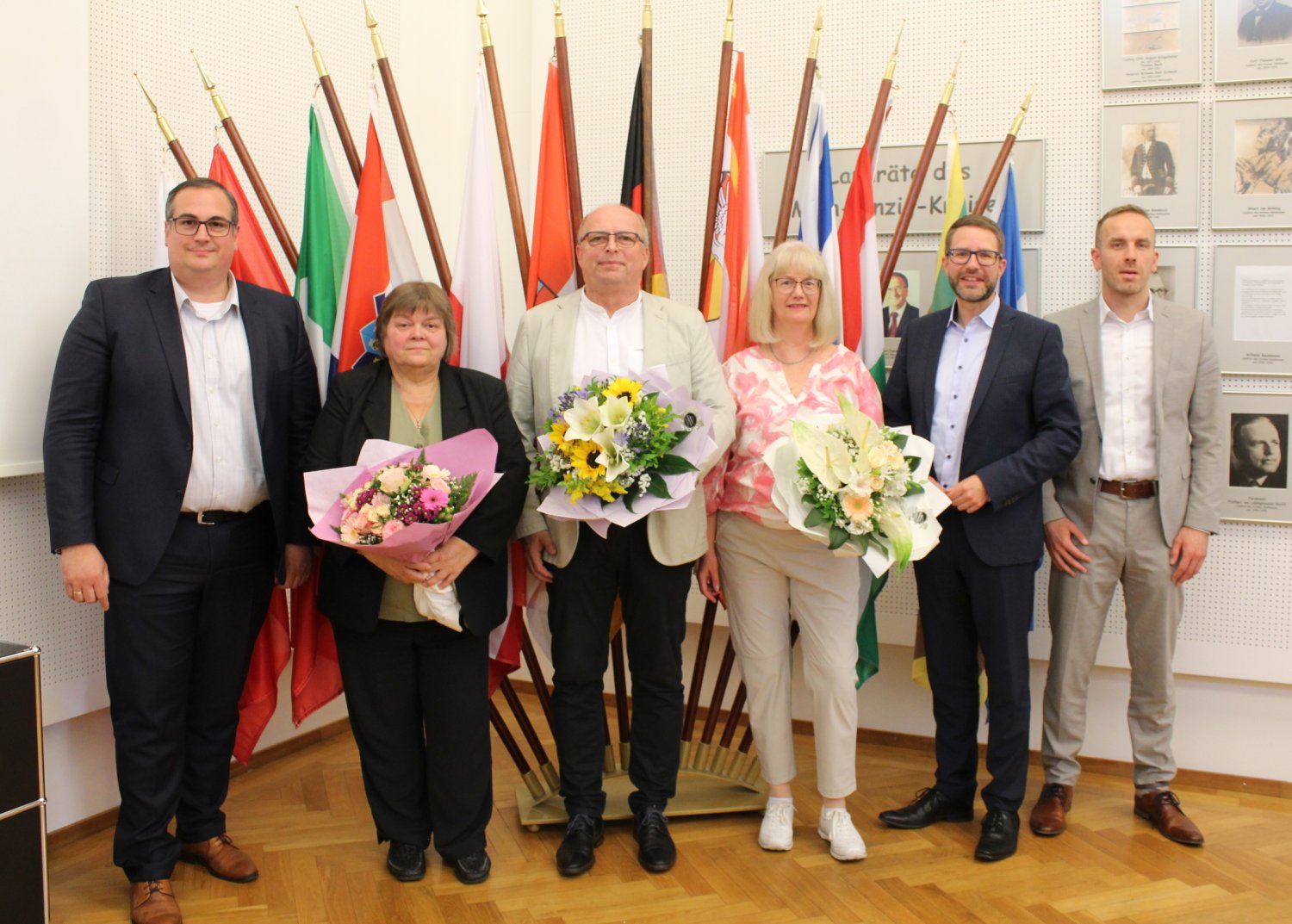 Gute Wünsche für den Ruhestand (von links): Jan Jakobi (Leiter Amt für Personal, Planung und Organisation), Regina Habermann, Horst Sperzel, Angelika Karl, Landrat Thorsten Stolz und Kevin Kuntz (Personalrat).