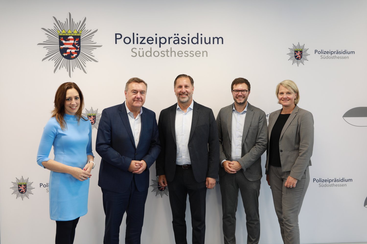 v.l. Stadträtin Isabelle Hemsley; Oberbürgermeister Claus Kaminsky; Polizeipräsident Daniel Muth; Bürgermeister Dr. Maximilian Bieri; Leiterin der Polizeidirektion Main-Kinzig Ute Jacobs