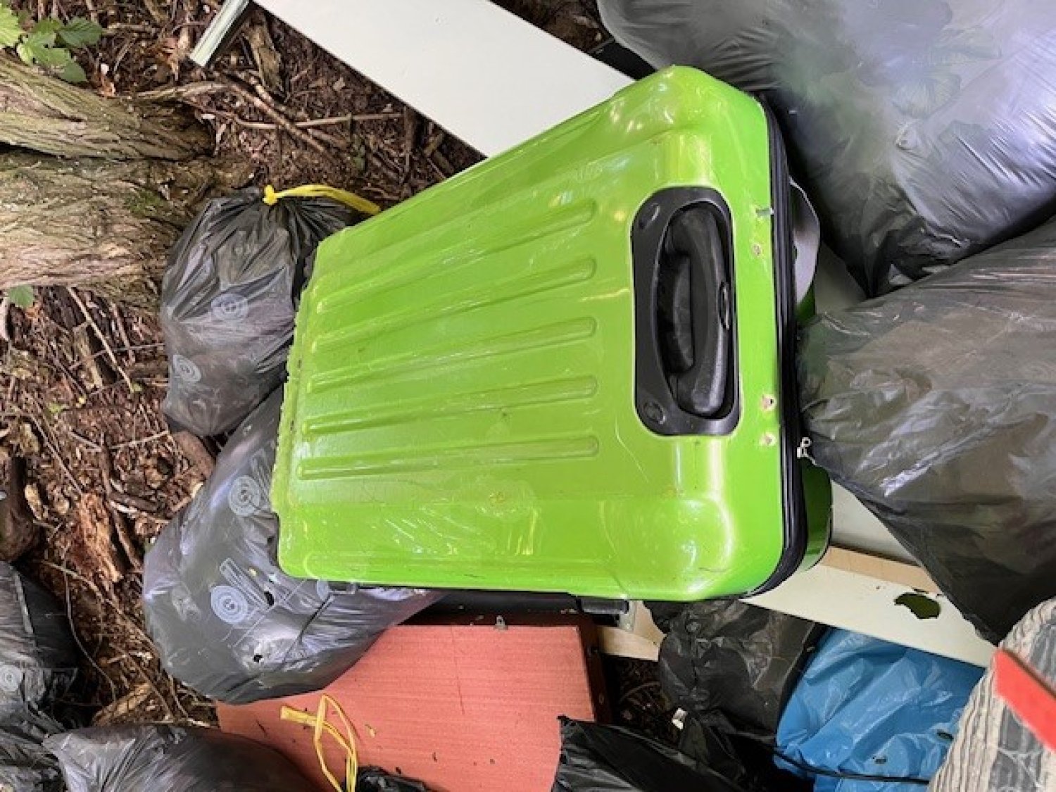Unbekannte haben in Wachenbuchen große Mengen Abfall illegal in einem Waldstück entsorgt. Die Stadt Maintal bittet nun um Hinweise. 