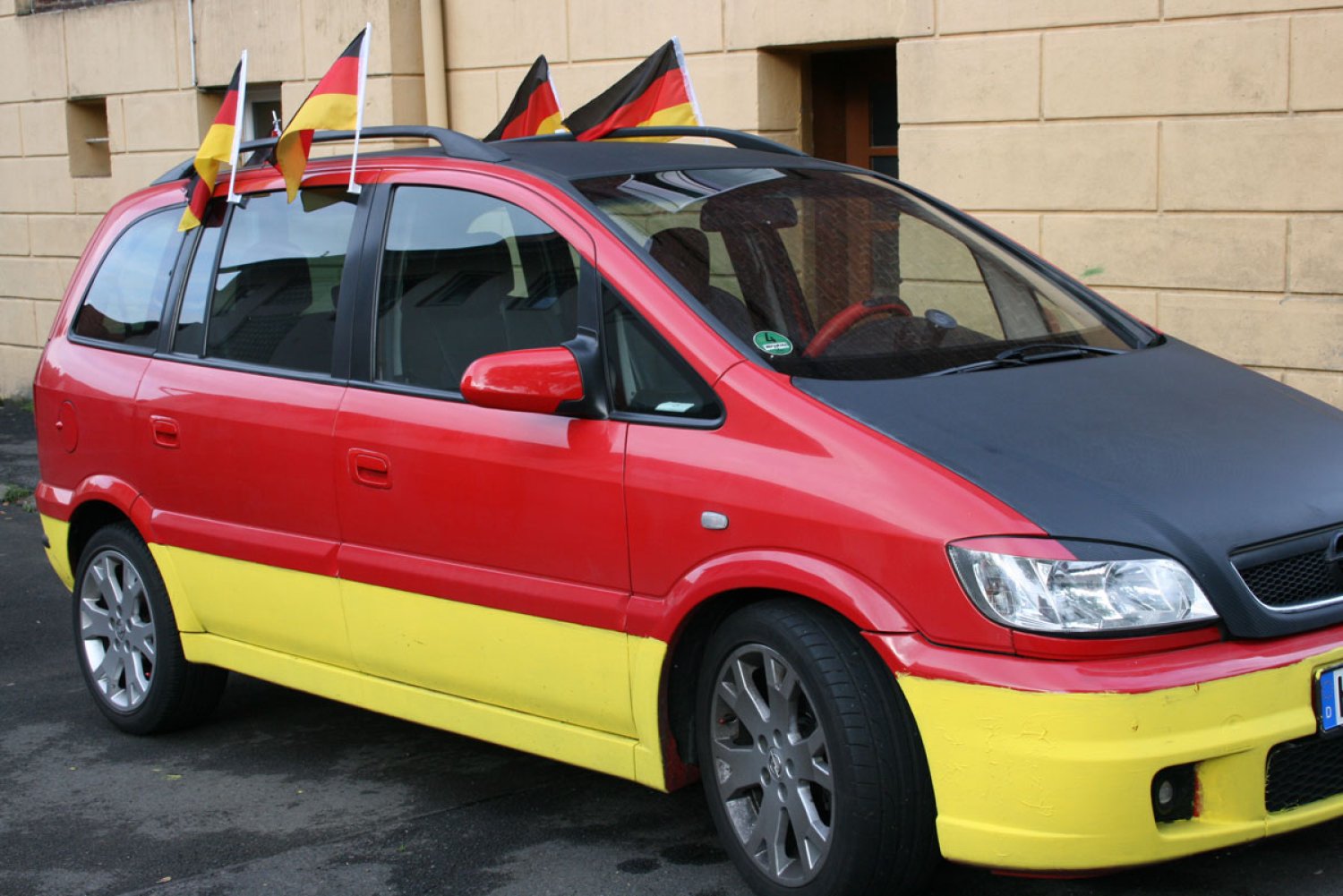 Viele Fußballfans dekorieren ihre Autos wieder in den Landesfarben ihrer Nationalmannschaft.