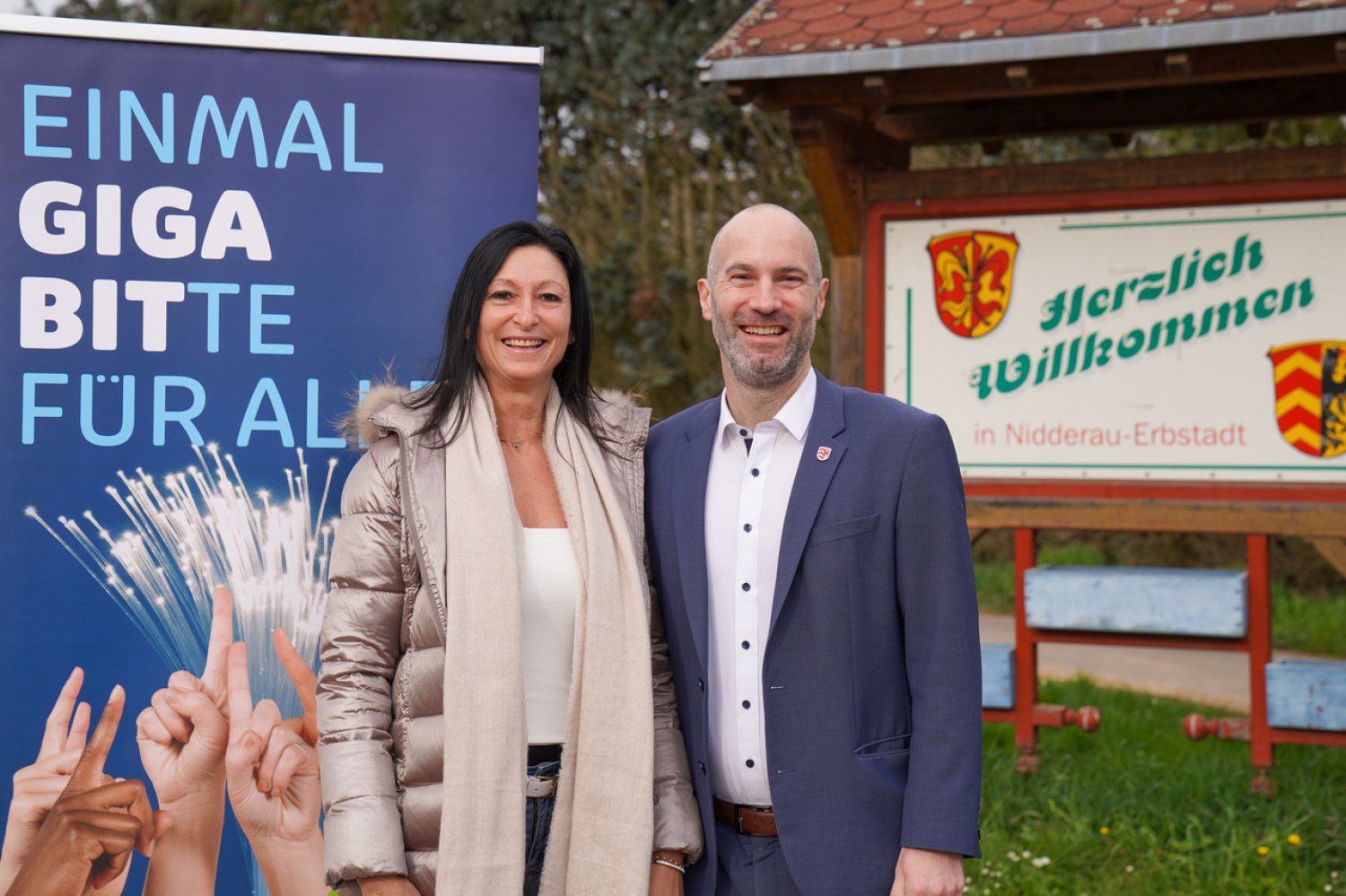 Breitband-Geschäftsführerin Simone Roth und Bürgermeister Andreas Bär bitten noch um ein wenig Geduld