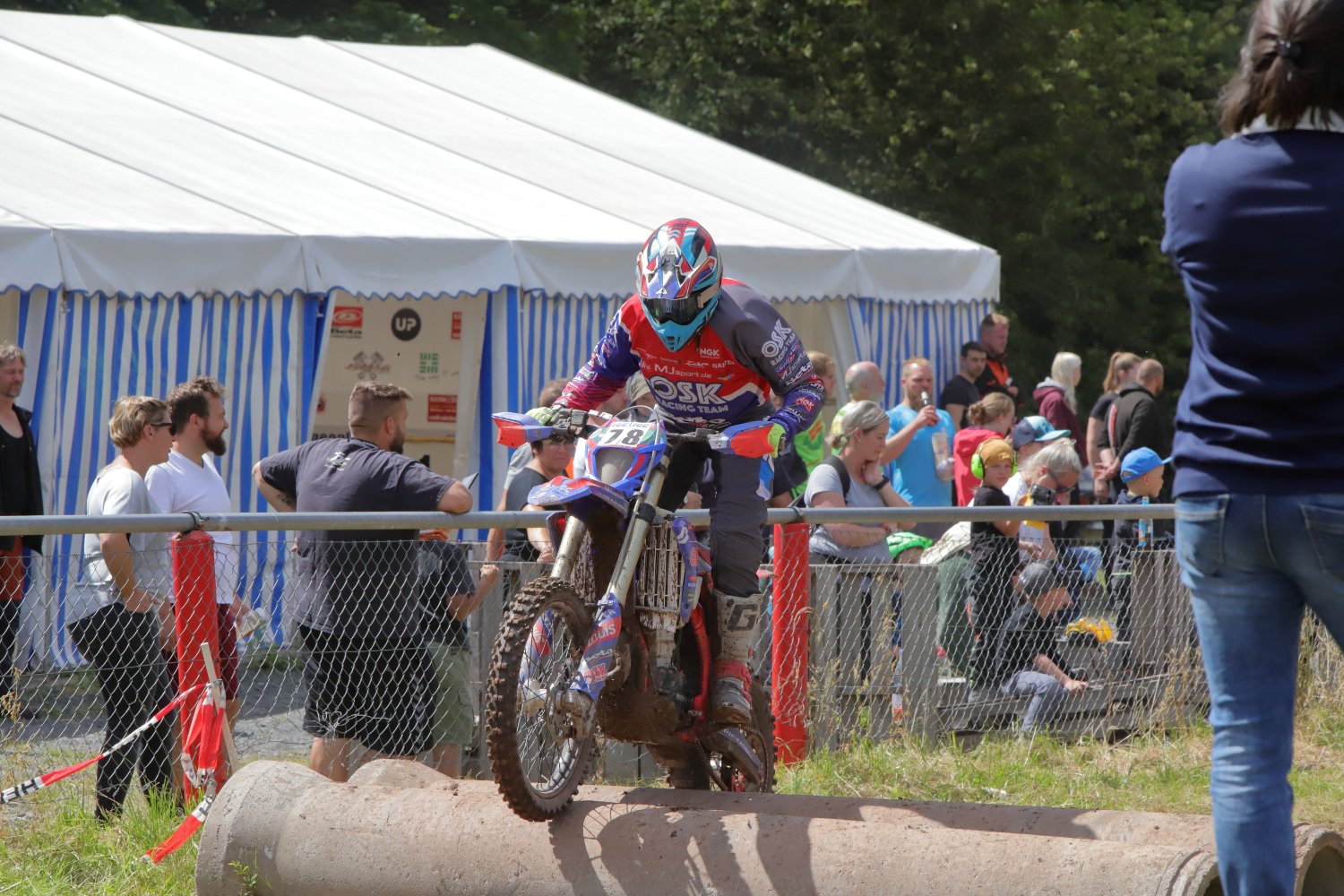 Über 400 Enduro-Spezialisten sind in 16 Klassen am Start und bieten tollen Motorsport