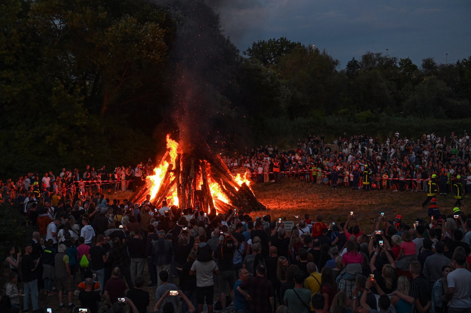 Allein schon der Wochenend-Auftakt am Freitag, 21. Juni, hat es in sich. Im Stadtteil Steinheim wird zum traditionellen Johannisfeuer und Altstadtfest geladen.