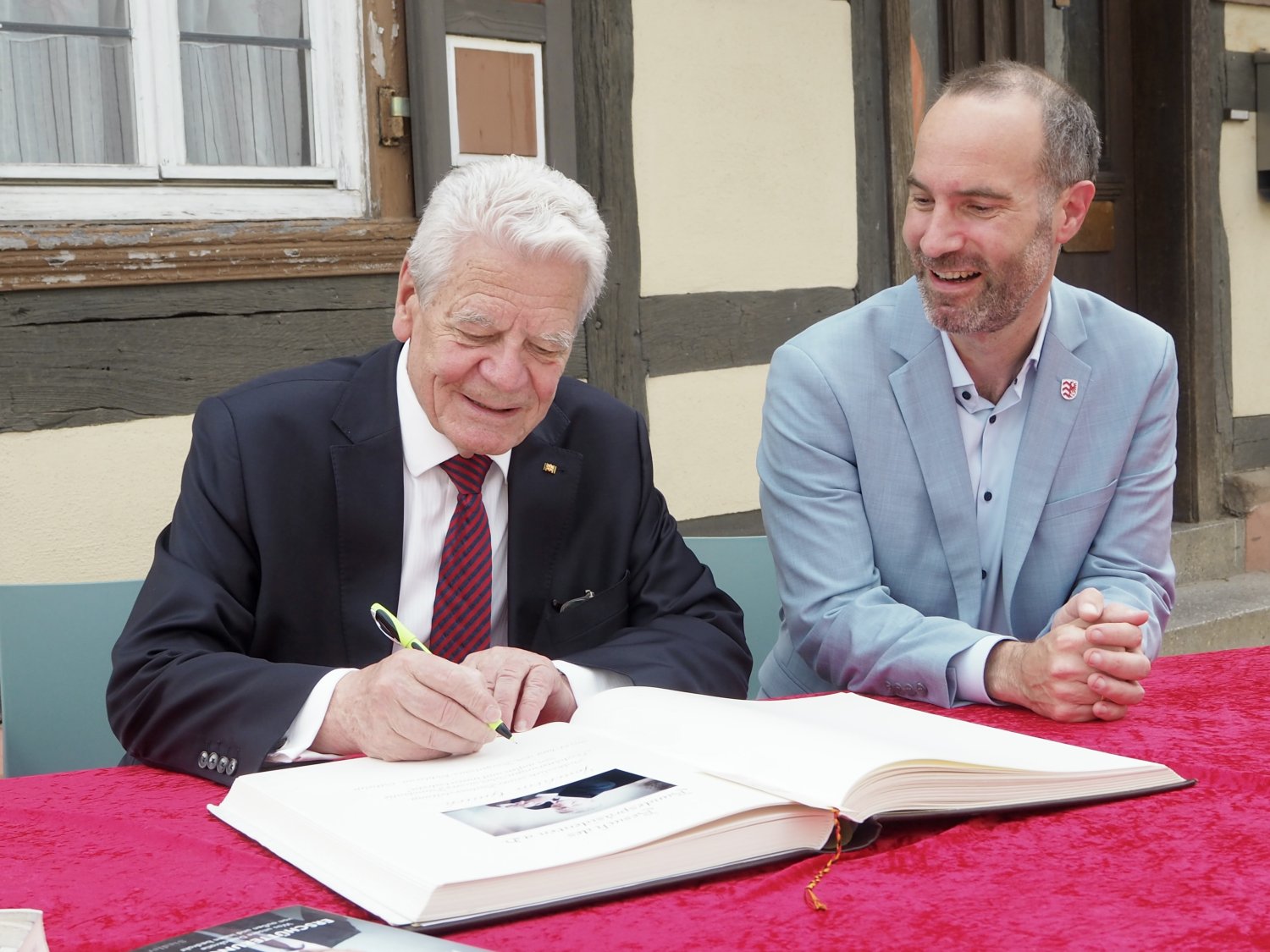 Im Schatten eines Fachwerkhauses an der Vorderstraße im Stadtteil Ostheim verewigte sich Bundespräsident a.D. Joachim Gauck in das Goldene Buch der Stadt Nidderau.