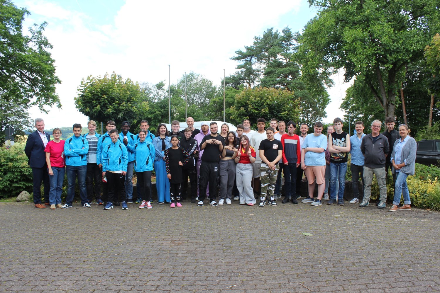 Das Gruppenbild entstand bei der Eröffnung der Sportwoche im Jugendzentrum Ronneburg.