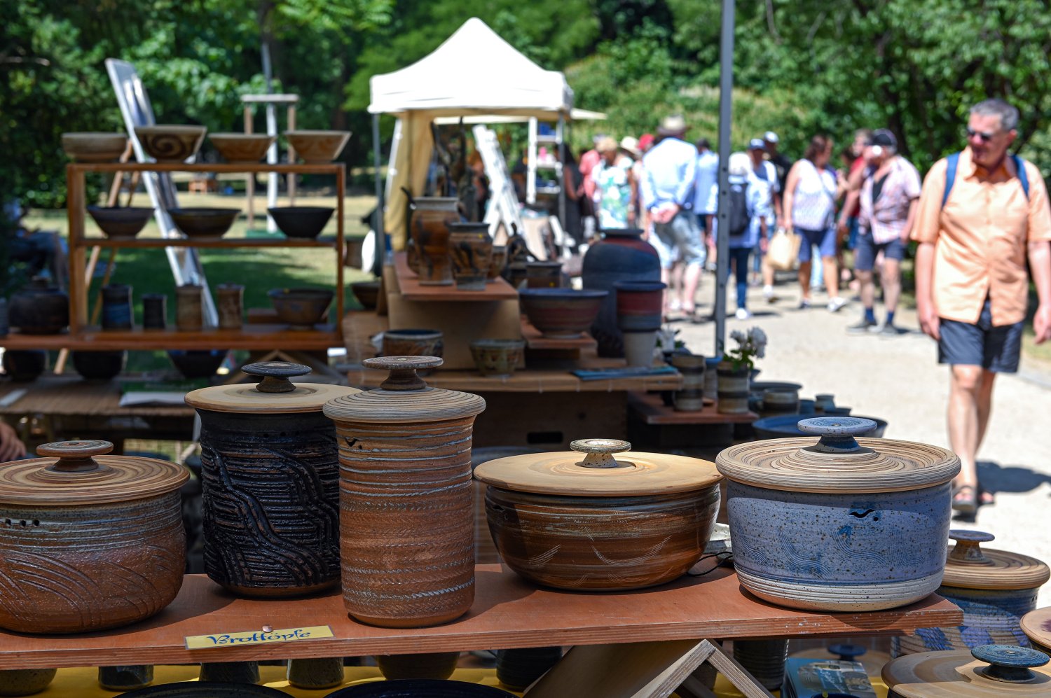 Dekorative Keramiken für Haus und Garten, Live-Musik, Speisen und Getränke sowie eine Töpferaktion erwarten die Besucherinnen und Besucher des 23. Internationalen Keramikmarkts im Schlossgarten.