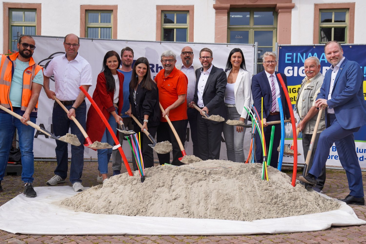 Jetzt legt die Breitband Main-Kinzig GmbH auch in der Innenstadt von Gelnhausen sowie in Roth mit den Glasfaser-Ausbauarbeiten los.