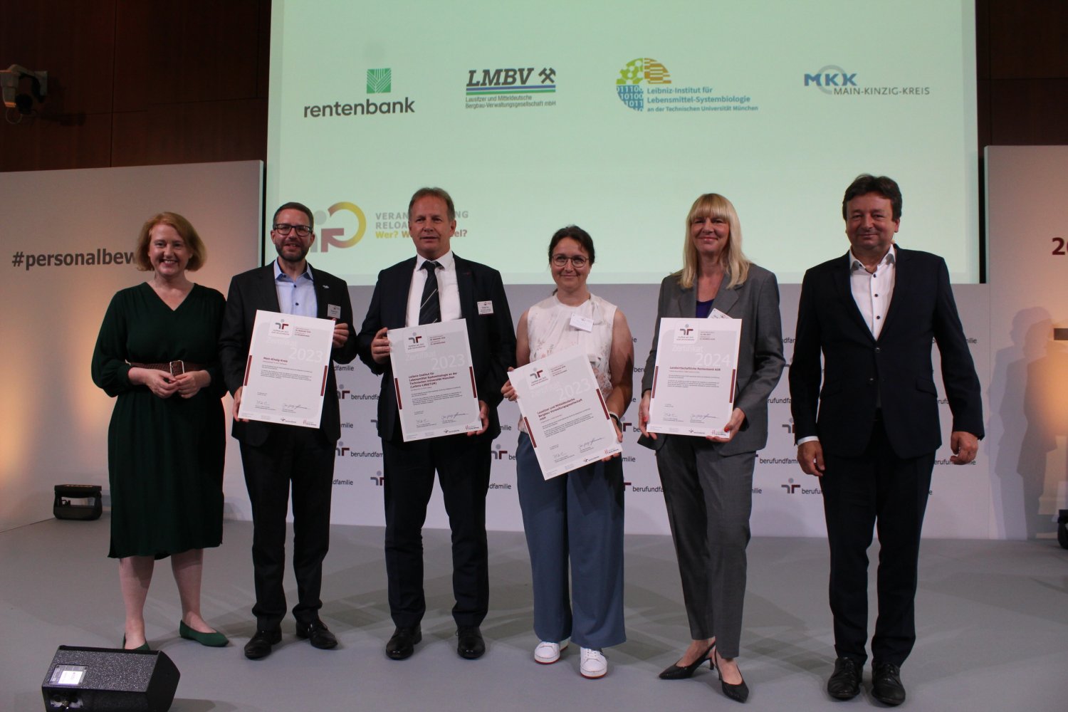 Familienministerin Lisa Paus (links) hat das Qualitätssiegel an Landrat Thorsten Stolz (Zweiter von links) und mehrere andere Institutionen und Unternehmen überreicht.